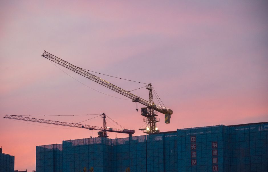 Sigillatura giunti parete-solaio con malta intumescente in cantiere PNRR durante la costruzione strutturale